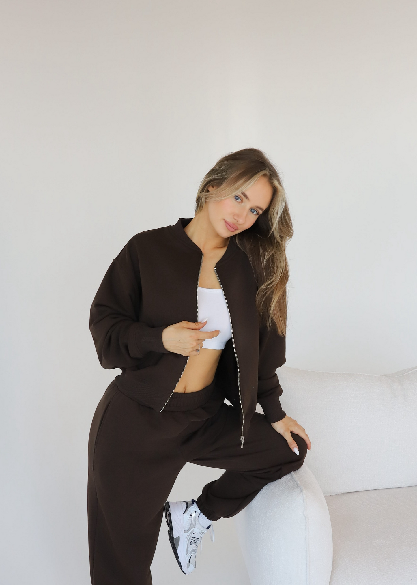 Minimal zip up / choco