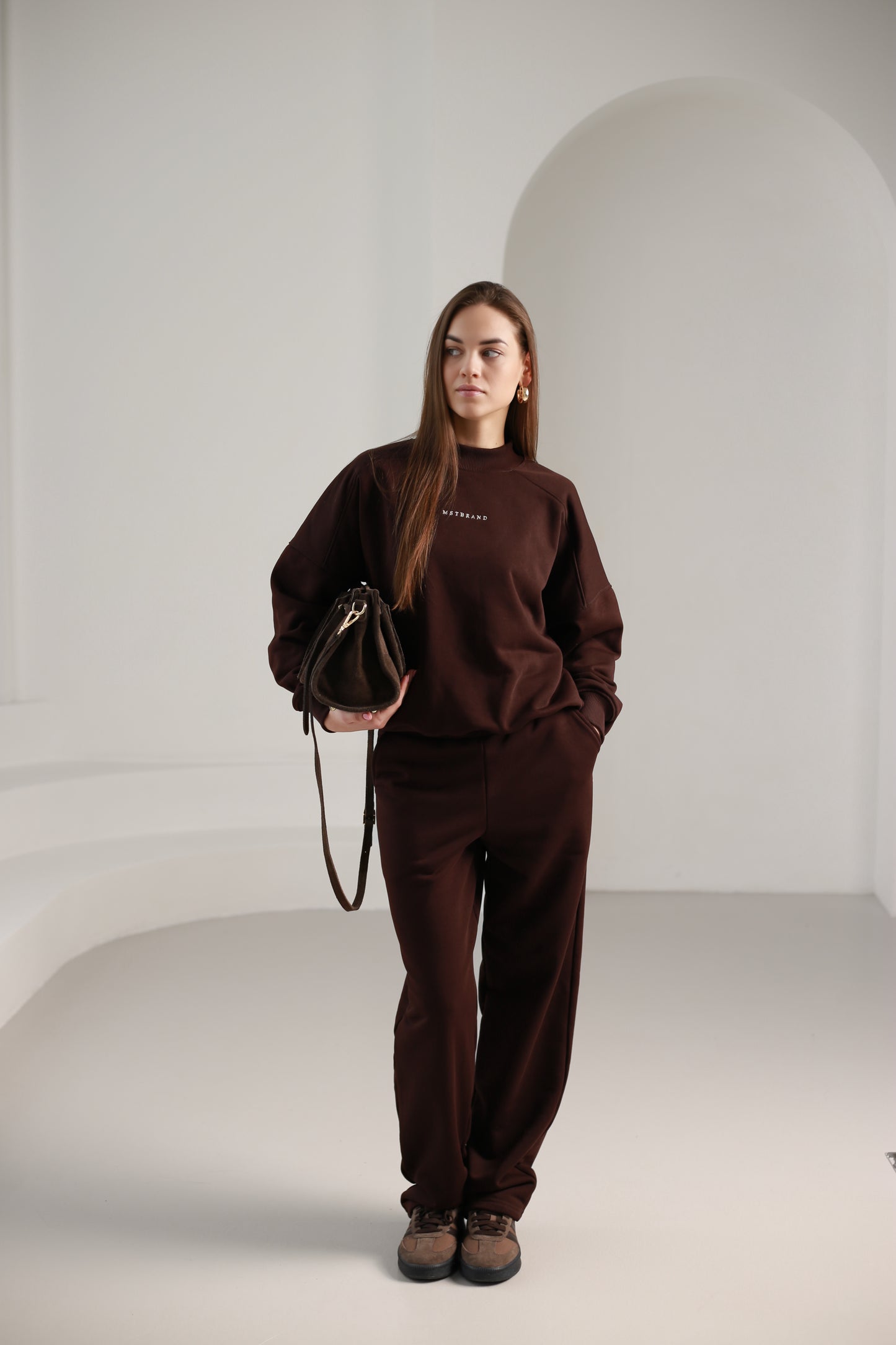 High neck sweatshirt / dark brown