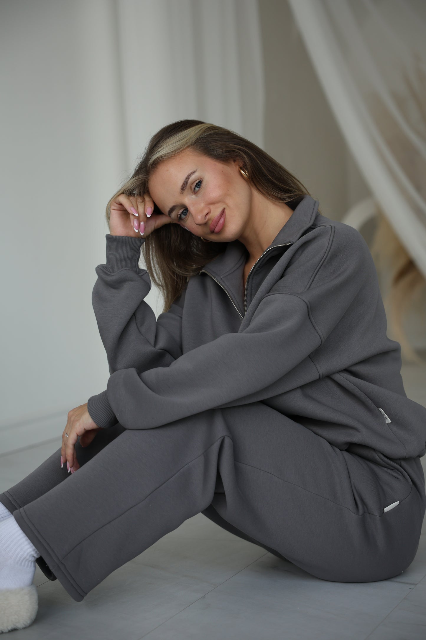 Sweatshirt with zip / grey