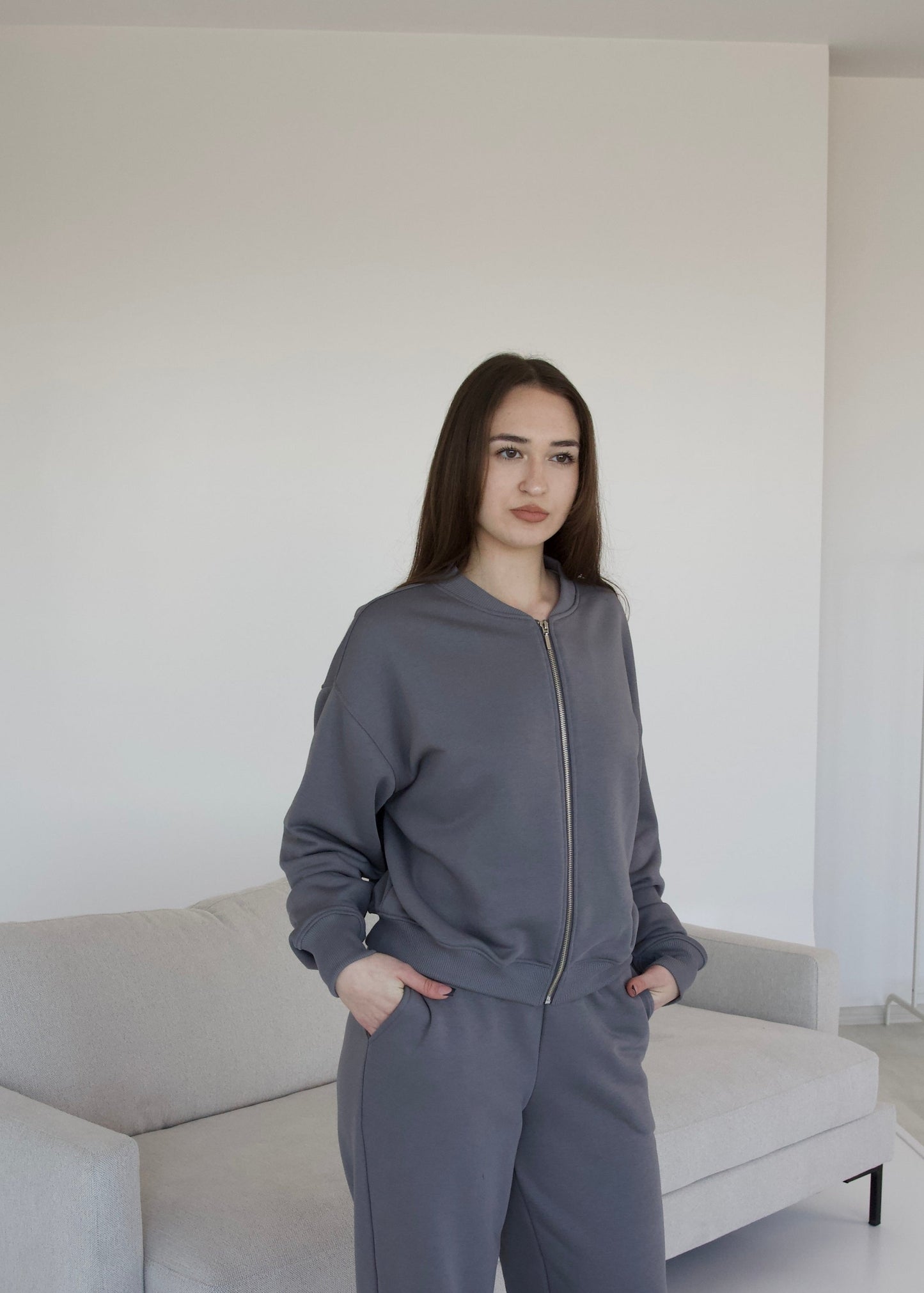 Minimal zip up / grey