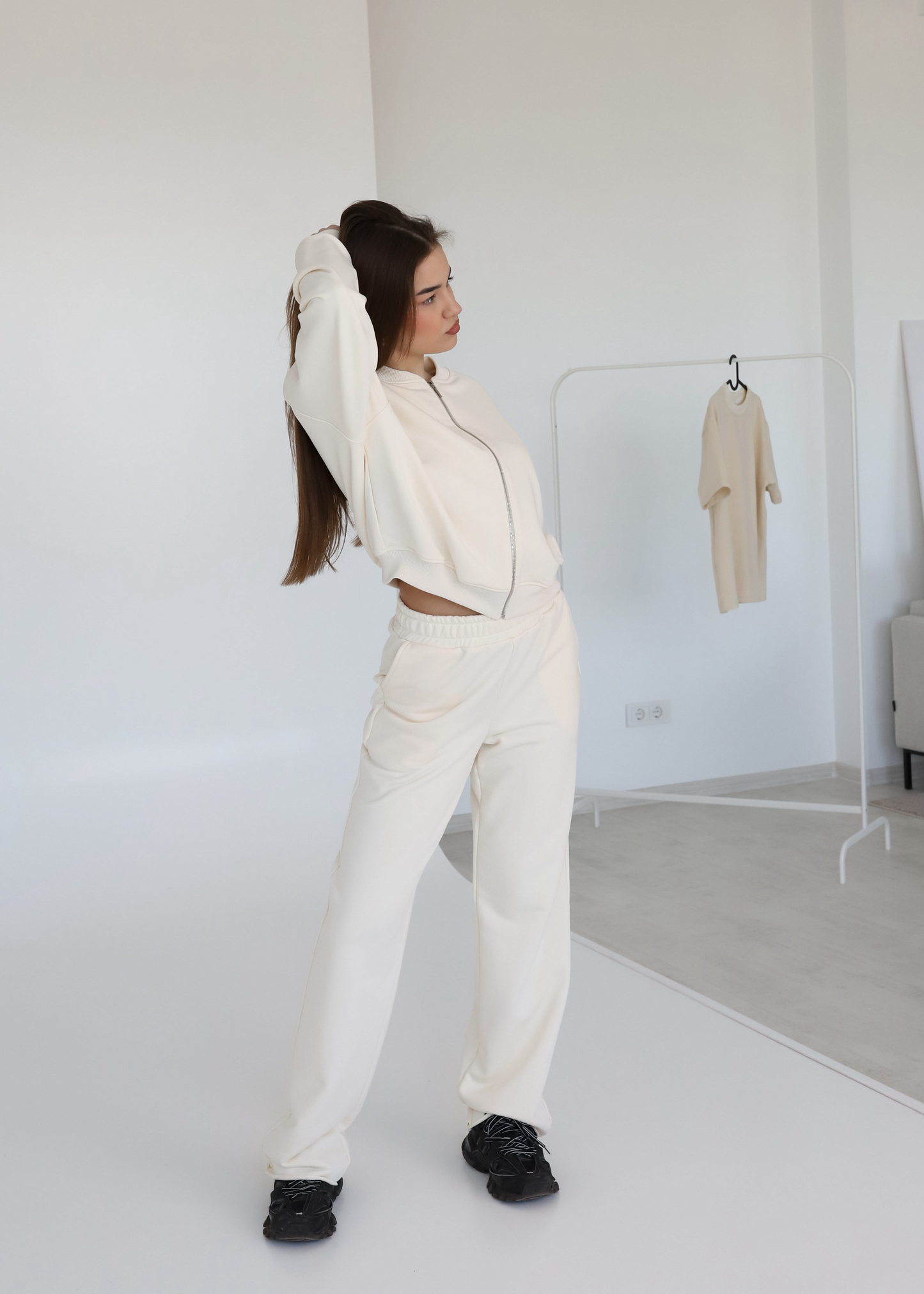 Minimal zip up / creamy