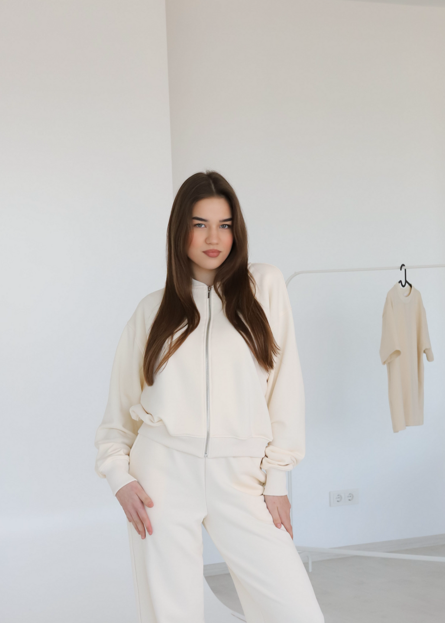 Minimal zip up / creamy