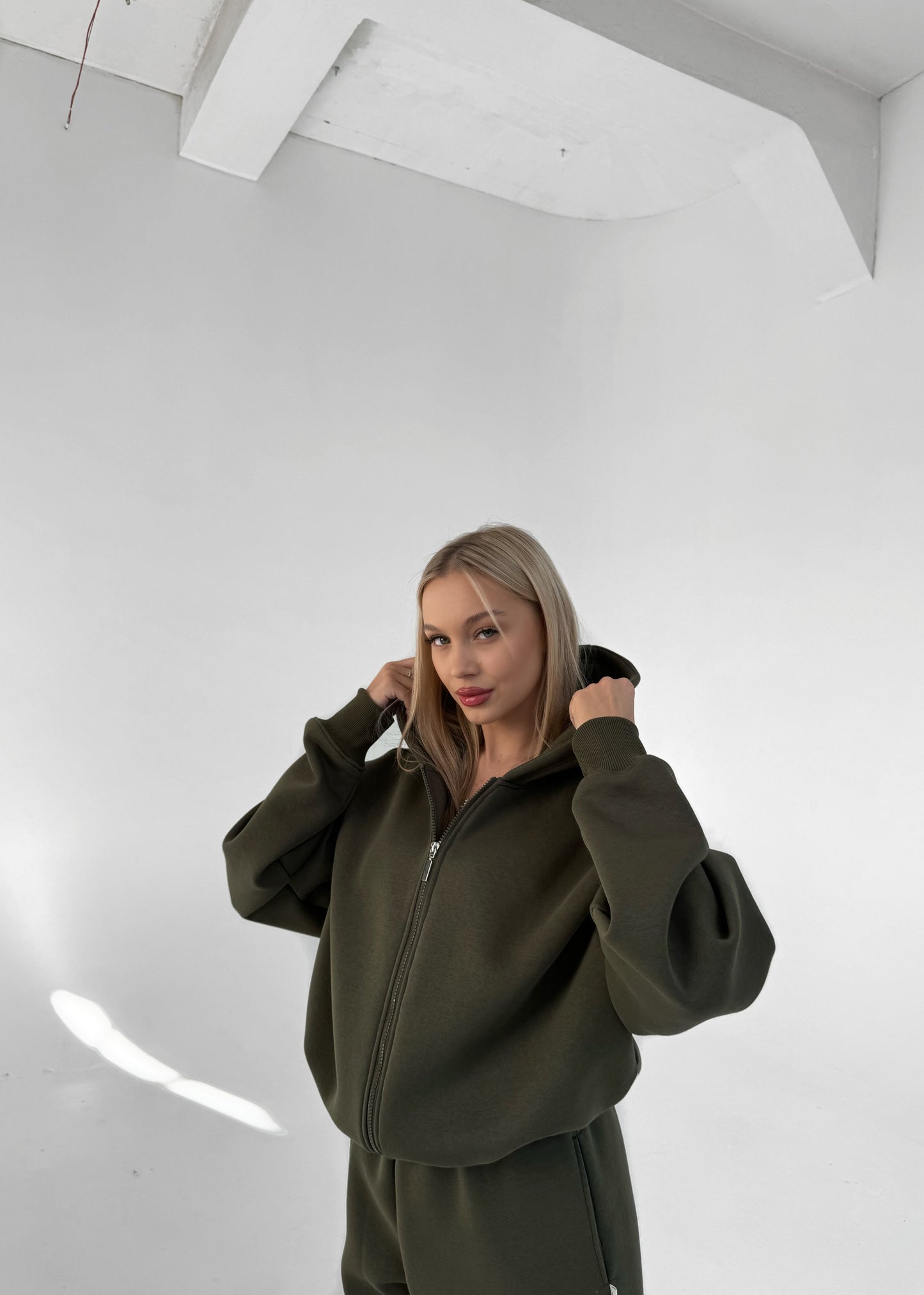 SHORT HOODIE WITH ZIP / KHAKI