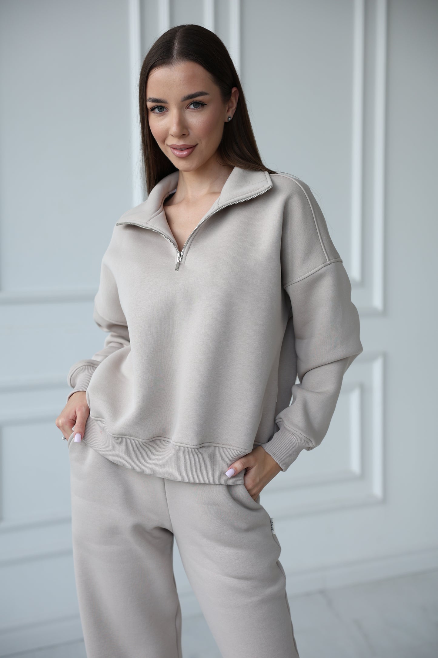 Sweatshirt with zip / greige