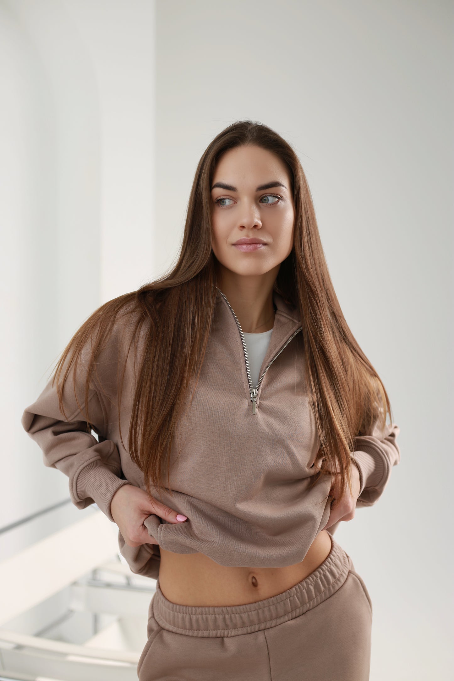 Zip collar sweatshirt / nude