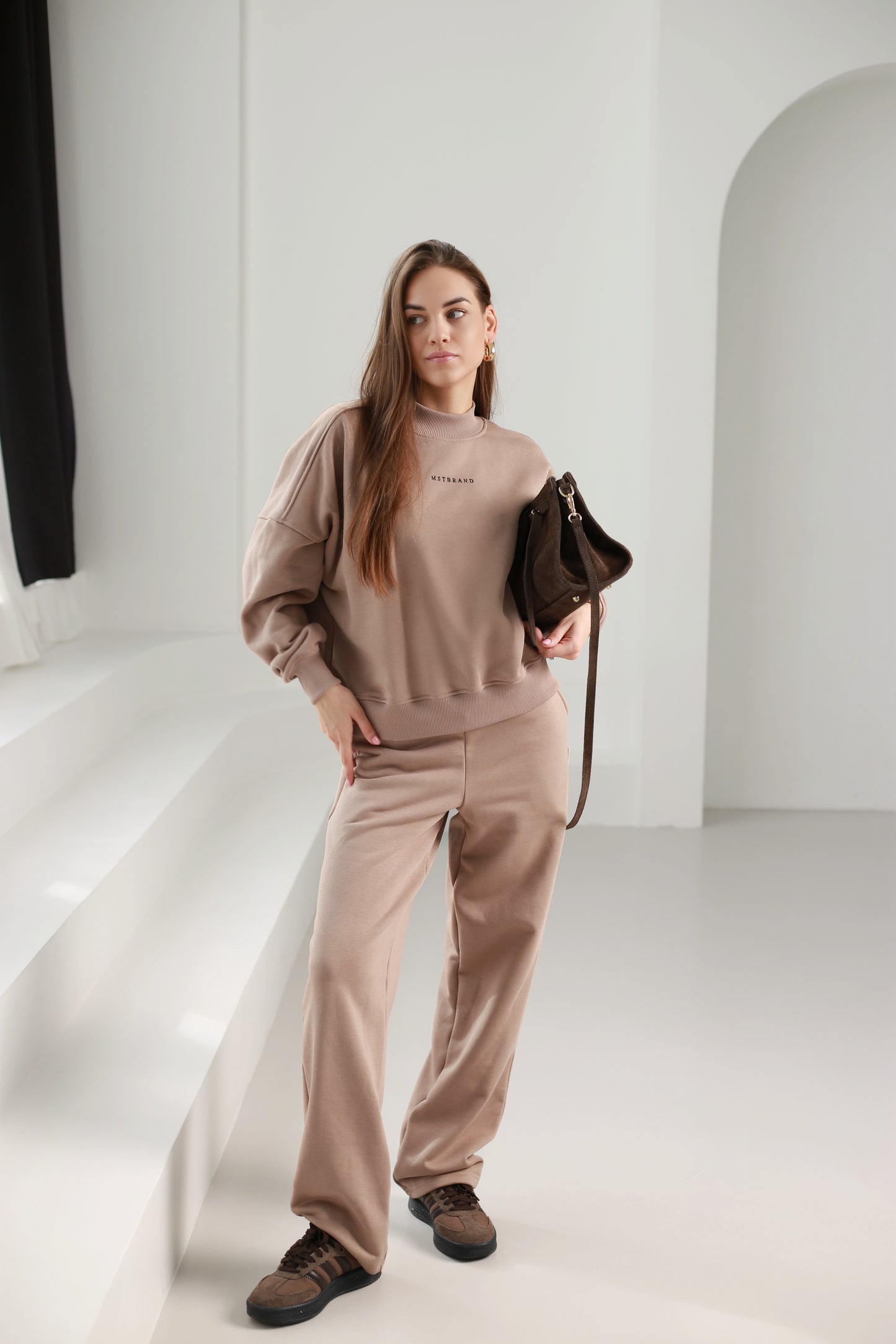 High neck sweatshirt / nude