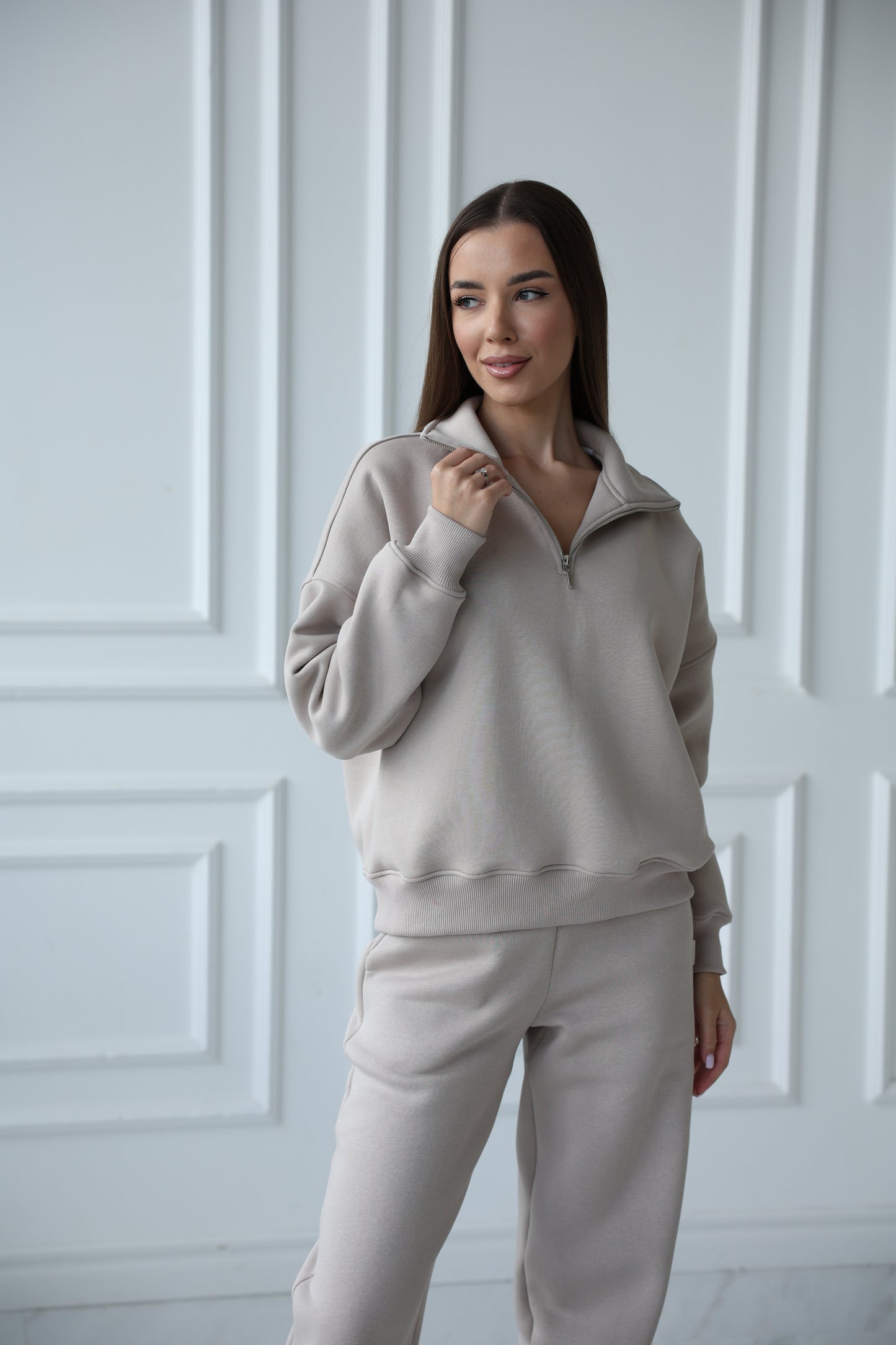 Sweatshirt with zip / greige