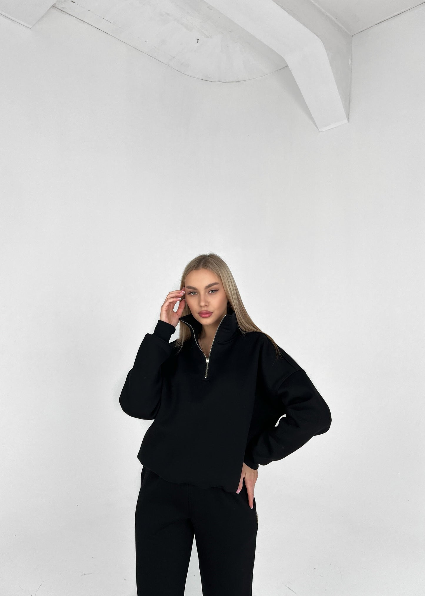 SWEATSHIRT WITH ZIP / BLACK